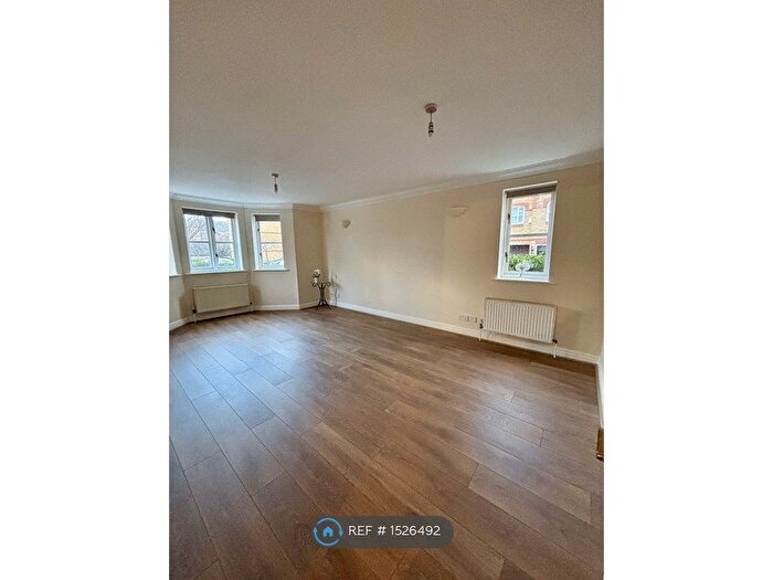 2 Bedroom Flat To Rent In Highlands Avenue, London, N21