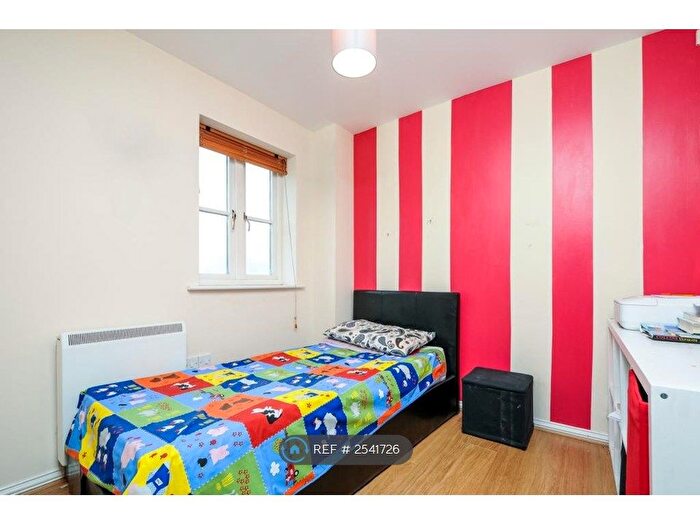 3 Bedroom Flat To Rent In Harriet House, Hemel Hempstead, HP3