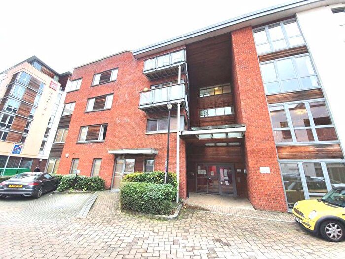 3 Bedroom Apartment To Rent In Chimney Steps, St Philips, Bristol, BS2