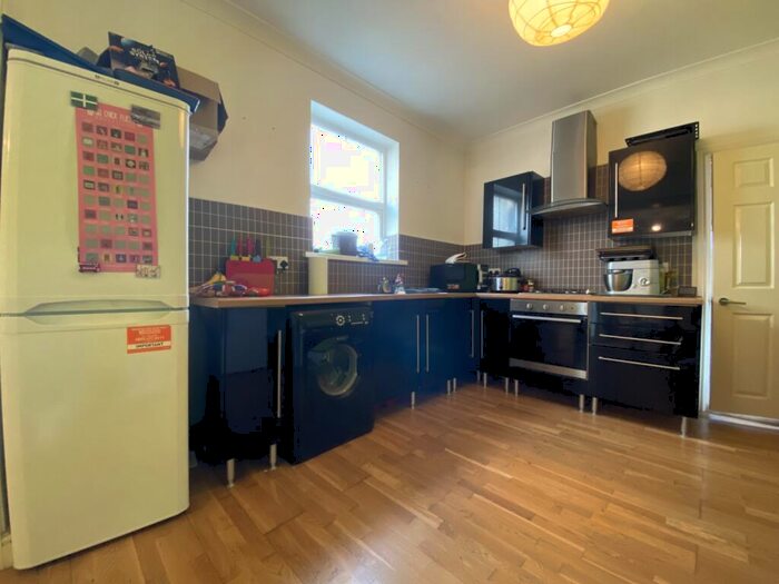 2 Bedroom Flat To Rent In Allensbank Road, Heath, CF14