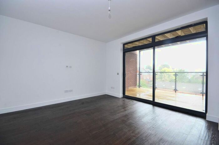3 Bedroom Flat To Rent In Ballards Lane, North Finchley, London, N12