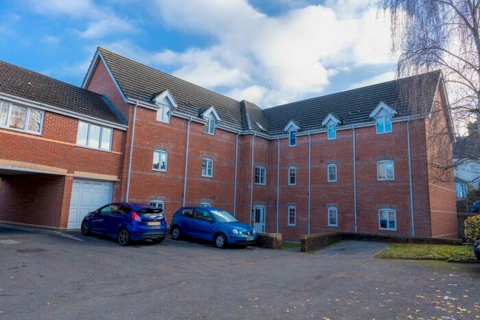 2 Bedroom Flat To Rent In Kings Road, Newbury, RG14