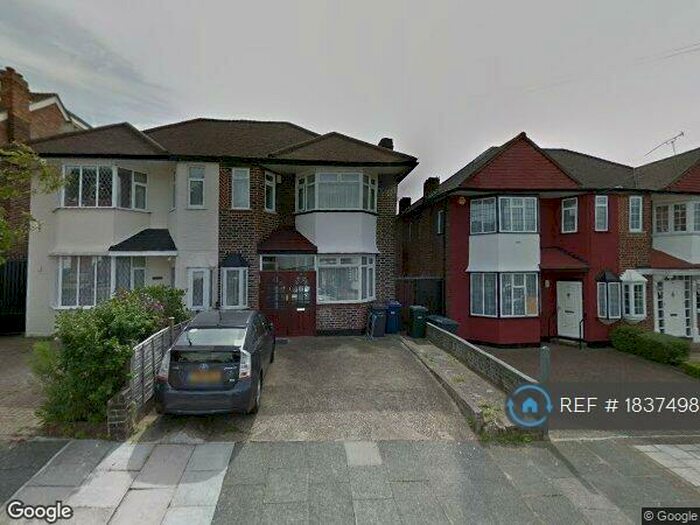 3 Bedroom Semi-Detached House To Rent In Summit Way, London, N14