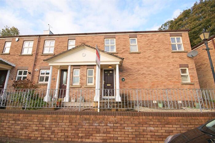 2 Bedroom Terraced House To Rent In The Green, Huddersfield, HD2
