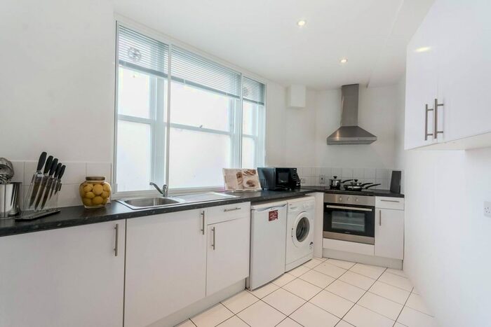2 Bedroom Flat To Rent In Hill Street, Mayfair, London, W1J