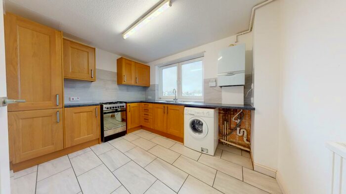 2 Bedroom Flat To Rent In Fairlawns, Kingsway, Hove, BN3