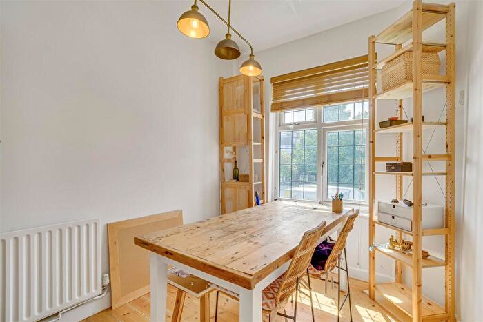 2 Bedroom Flat To Rent In Upper Richmond Road West, London, SW14