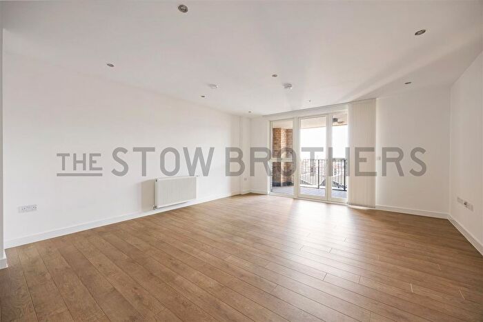 3 Bedroom Flat To Rent In Bolinder Way, Bromley-By-Bow, E3