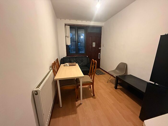 2 Bedroom Flat To Rent In The Glen, Southall, UB2