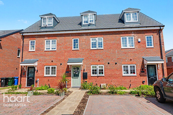 3 Bedroom Town House For Sale In Hunter Road, Dunsville, Doncaster, DN7