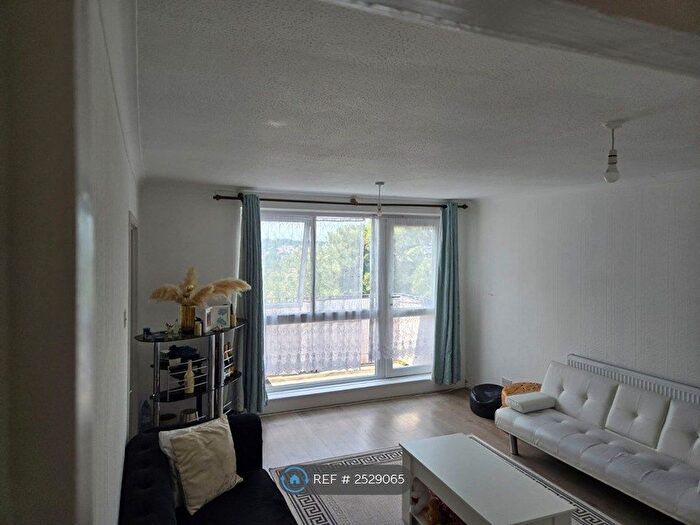 2 Bedroom Flat To Rent In Wisley Court, South Croydon, CR2