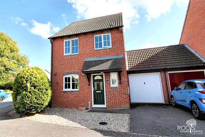 3 Bedroom Link Detached House For Sale In Dewberry Down, Thatcham, Berkshire, RG18