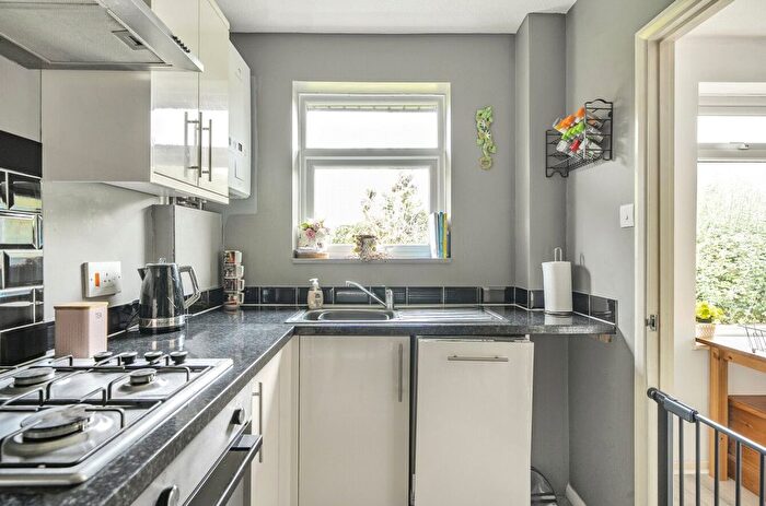 1 Bedroom Flat For Sale In Guildford, Surrey, GU4