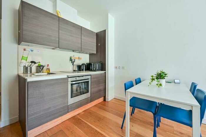 2 Bedroom Flat To Rent In Crampton Street, Elephant And Castle, London, SE17