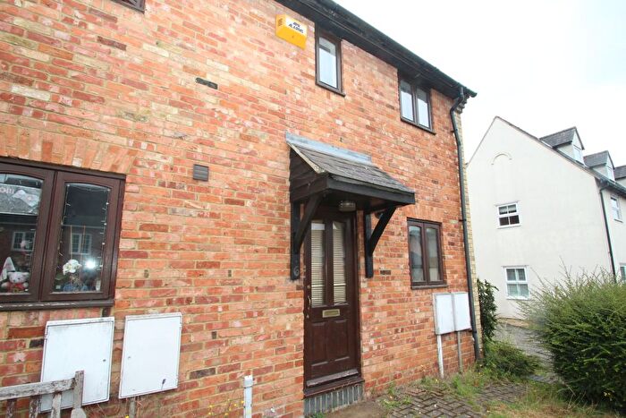 2 Bedroom End Of Terrace House To Rent In Duck Lake Close, Buckingham, MK18