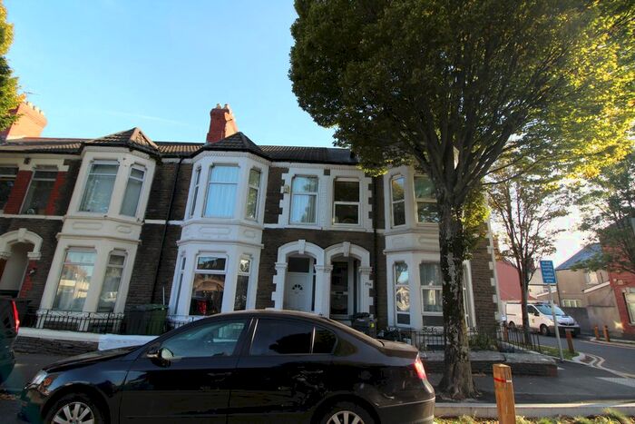 2 Bedroom Flat To Rent In Corporation Road, Grangetown, Cardiff, CF11
