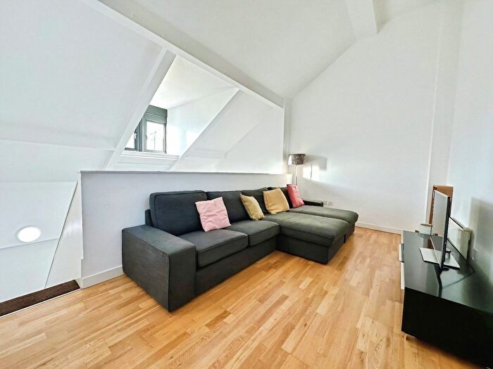 2 Bedroom Flat To Rent In Crown Street Buildings, Crown Street, Leeds, LS2