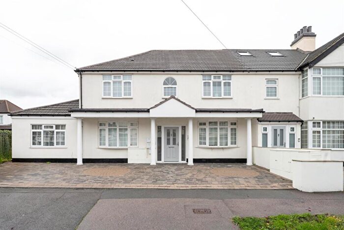 2 Bedroom Flat For Sale In Edward Avenue, Highams Park, E4