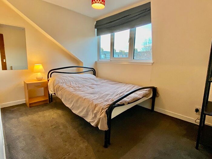 1 Bedroom Flat To Rent In South Mount Street, Attic Floor Right, Aberdeen, AB25