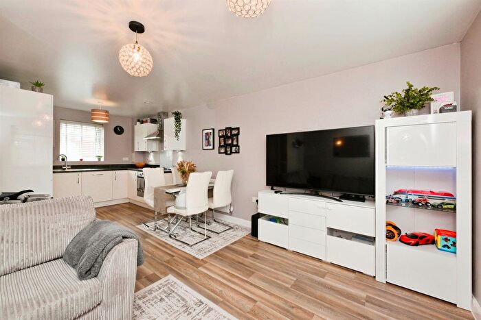 2 Bedroom Flat For Sale In Fieldfare Way, Harlow, CM17