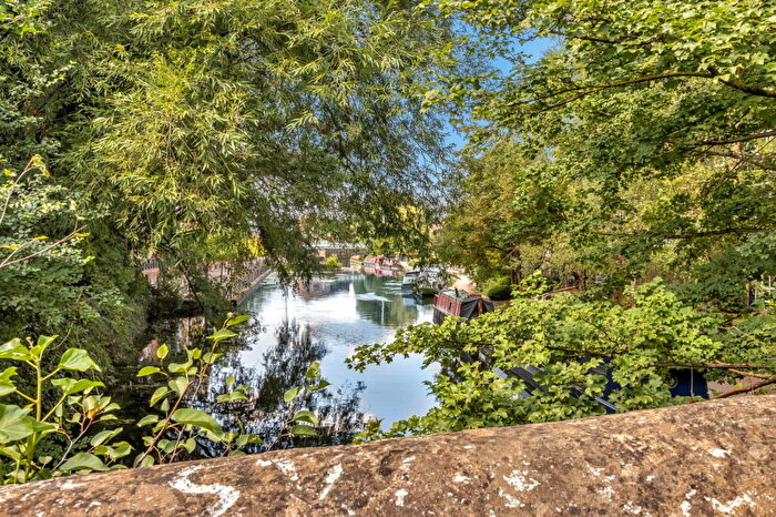 2 Bedroom Flat For Sale In Kingfisher Drive, Hemel Hempstead, HP3