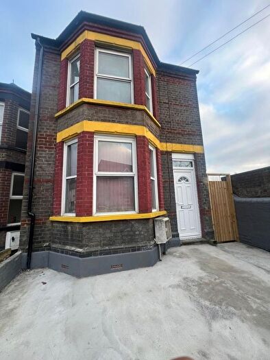 5 Bedroom Semi-Detached House To Rent In Francis Street, Luton, LU1