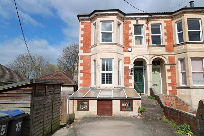 3 Bedroom Semi Detached House For Sale In Clarendon Road, Trowbridge, BA14