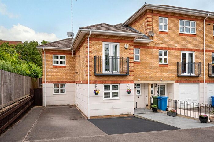 3 Bedroom End Of Terrace House For Sale In Ogden Park, Bracknell, Berkshire, RG12