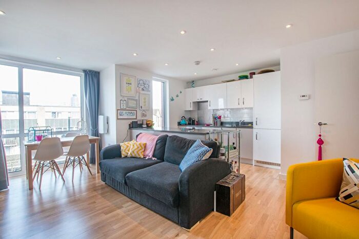 1 Bedroom Flat For Sale In Lighterage Court, Brentford, TW8