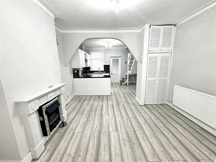 2 Bedroom House To Rent In Pond Road, Stratford, E15