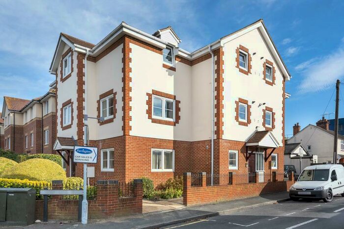 2 Bedroom Apartment To Rent In Portugal Road, Woking, GU21