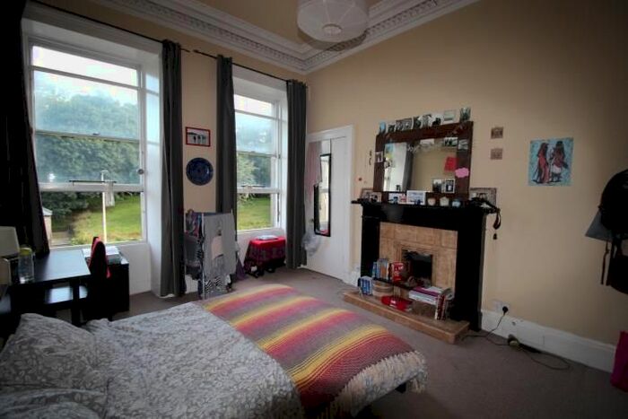 2 Bedroom Flat To Rent In Brunton Place, Edinburgh, EH7