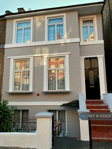 2 Bedroom Flat To Rent In Navarino Road, London, E8
