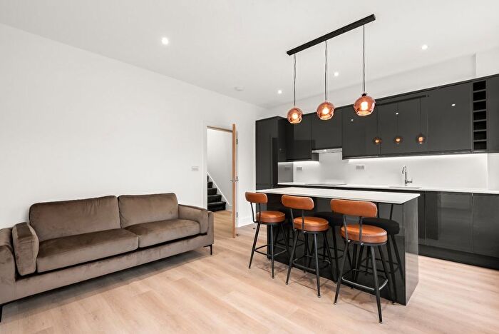 3 Bedroom Flat To Rent In Isledon Road, Yonge Park, N7