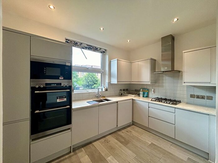 2 Bedroom Flat To Rent In Rocklands Drive, South Croydon, Surrey, CR2