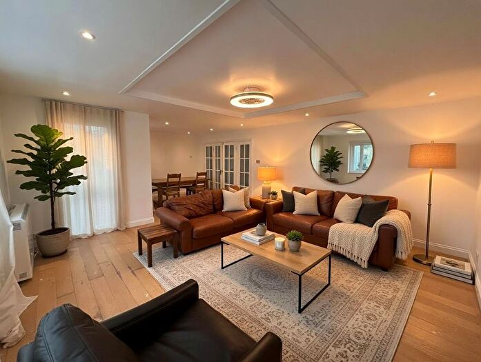 2 Bedroom Flat For Sale In Great North Road, London, N2