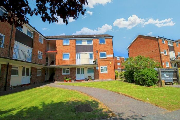 2 Bedroom Flat To Rent In The Farmlands, Northolt, UB5