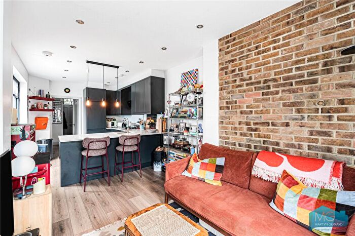 2 Bedroom Apartment For Sale In Oak Grove, London, NW2