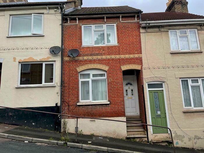 3 Bedroom Terraced House To Rent In Gordon Road, Chatham, ME4