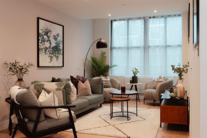 1 Bedroom Flat For Sale In The Vale, Roebuck Close, Reigate, RH2