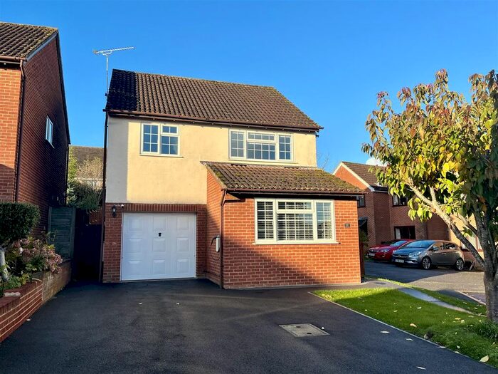 4 Bedroom Property To Rent In Quarry Close, Sturminster Newton, DT10