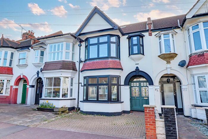 4 Bedroom Terraced House For Sale In * Driveway * Dundonald Drive, Leigh-on-Sea, SS9