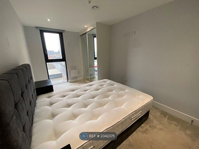 2 Bedroom Flat To Rent In Cheetham Hill Road, Manchester, M4