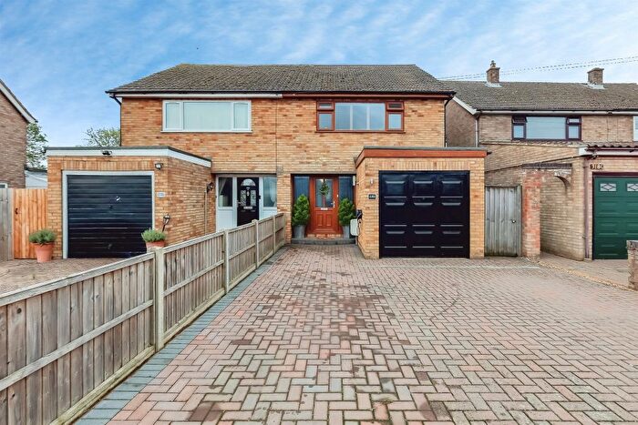 3 Bedroom Semi-Detached House For Sale In Newton Road, Rushden, NN10