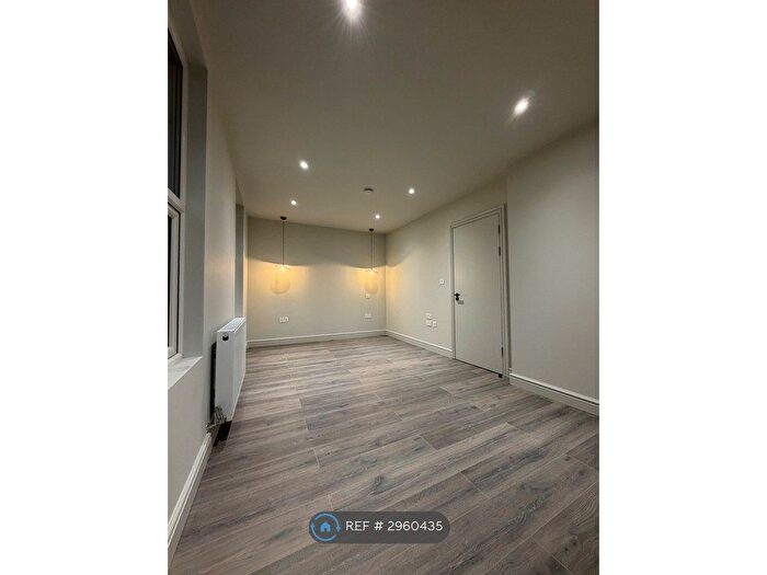 2 Bedroom Flat To Rent In Brooke Road, London, N16