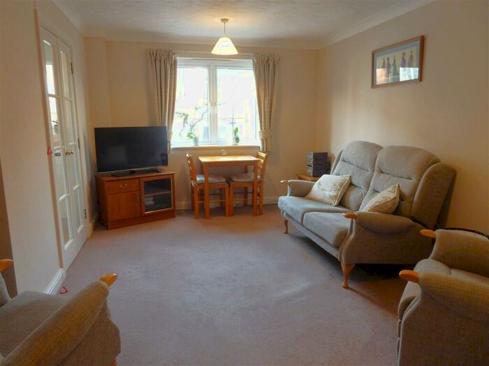 2 Bedroom Flat For Sale In Spencer Court, Banbury, OX16