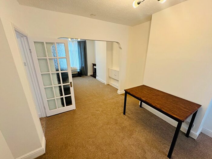 2 Bedroom Detached House To Rent In Dennett Road, Croydon, CR0