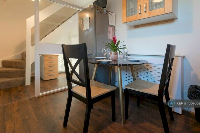 3 Bedroom Maisonette To Rent In Clevedon Court, London, SW11