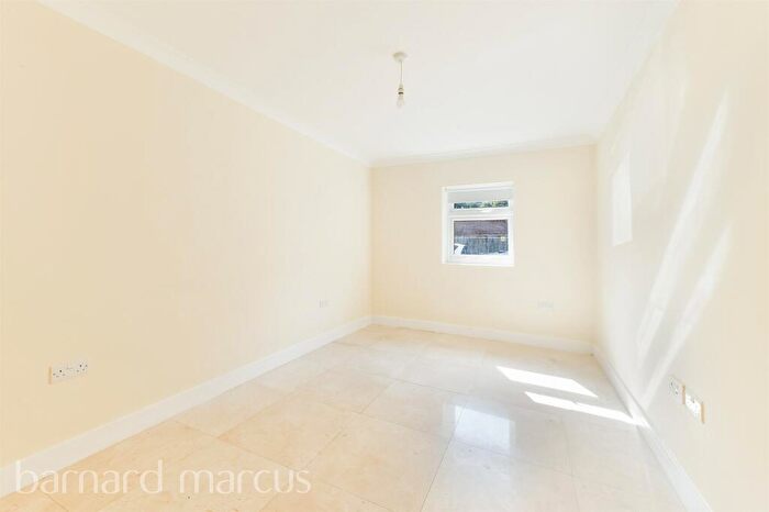2 Bedroom Detached Bungalow For Sale In Kings Road, London, SE25