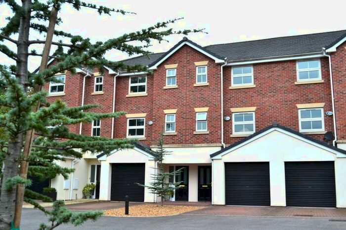 3 Bedroom Mews To Rent In Chiltern Court, Tytherington Park Road, Macclesfield, SK10